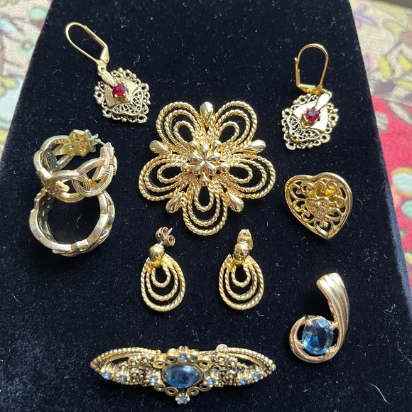 Gold tone and gem lot of 10 pcs. Pins, Earrings, tack pin, and pendant. - Picture 9 of 9